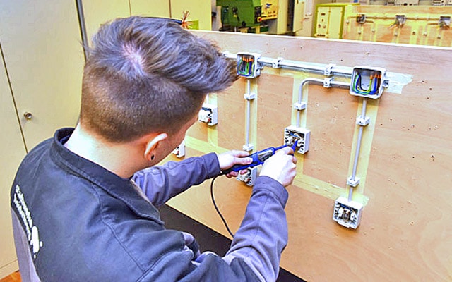 In unserer Lehrwerkstatt lernen die Azubis viele technische Grundlagen kennen.