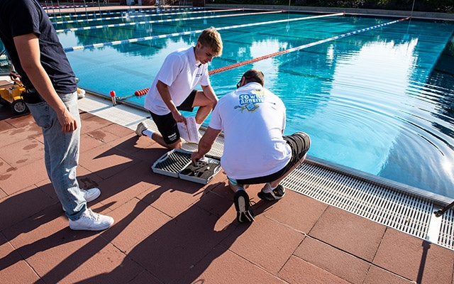 Wasserqualität prüfen – nur eine der zahlreichen Aufgaben von Bäderfachangestellten.