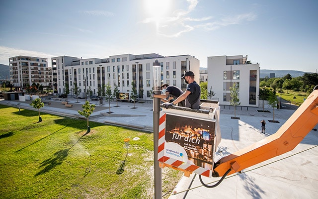 Sicher einer der coolsten Arbeitsplätze der Stadt – hoch oben mit dem Steiger an Straßenleuchten.
