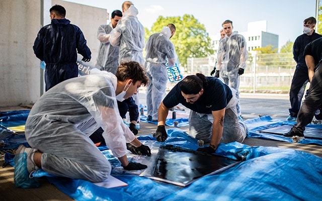 Kreatives Kennenlernen beim Graffiti-Wettbewerb.