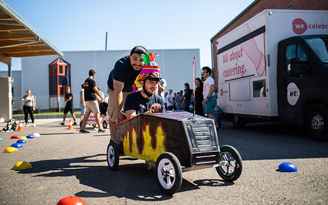 Durch Teamarbeit in der Einführungswoche entstehen die Gefährte für das Seifenkistenrennen.